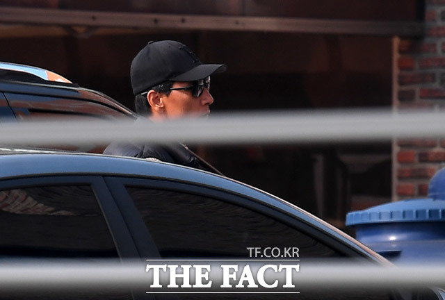 안희정 전 충남도지사가 15일 오전 경기도 모처 상가에 들러 캠핑관련 물품을 구매한 후 차에 타고 있다. 사진=THE FACT