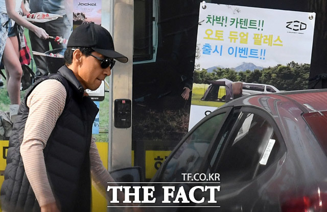 안희정 전 충남도지사가 15일 오전 경기도 모처 상가에 들러 캠핑관련 물품을 구매한 후 차에 타고 있다. 사진=THE FACT