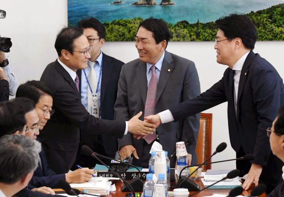 홍영표 더불어민주당 원내대표가 22일 국회 예결위 소위원회 시작에 앞서 격려 방문, 안상수 국회 예결위원장과 조정식, 장제원 여야 간사들과 인사를 나누고 있다. 2018. 11. 22 정연호 기자 tpgod@seoul.co.kr