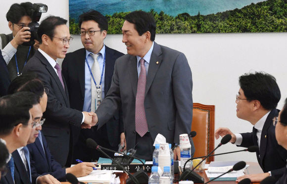 홍영표 더불어민주당 원내대표가 22일 국회 예결위 소위원회 시작에 앞서 격려 방문, 안상수 국회 예결위원장과 조정식, 장제원 여야 간사들과 인사를 나누고 있다. 2018. 11. 22 정연호 기자 tpgod@seoul.co.kr