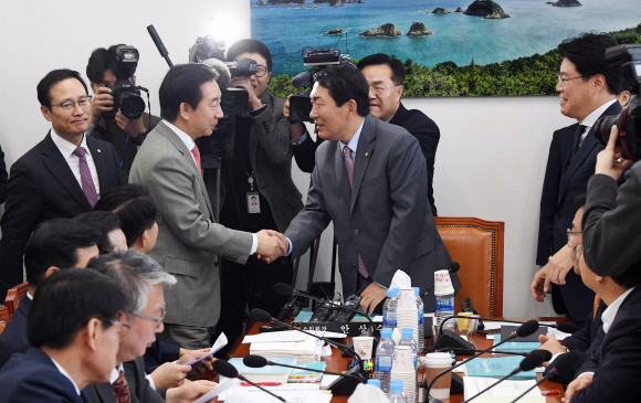 홍영표 더불어민주당 원내대표, 김성태 자유한국당 원내대표가 22일 국회 예결위 소위원회 시작에 앞서 격려 방문, 안상수 위원장과 악수를 나누고 있다. 2018. 11. 22 정연호 기자 tpgod@seoul.co.kr