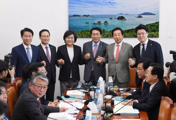 안상수 국회 예결위원장과 조정식, 장제원, 이혜훈 여야 예결위 간사, 홍영표 더불어민주당 원내대표, 김성태 자유한국당 원내대표가 22일 국회 예결위 소위원회 시작에 앞서 손을 맞잡고 포즈를 취하고 있다. 2018. 11. 22 정연호 기자 tpgod@seoul.co.kr