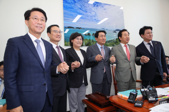 22일 오전 서울 여의도 국회에서 열린 예산결산특별위원회 소위원회에서 왼쪽부터 더불어민주당 조정식 간사, 홍영표 원내대표, 바른미래당 이혜훈 간사, 안상수 위원장, 자유한국당 김성태 원내대표, 장제원 간사가 손을 맞잡고 있다. 2018. 11. 22 정연호 기자 tpgod@seoul.co.kr