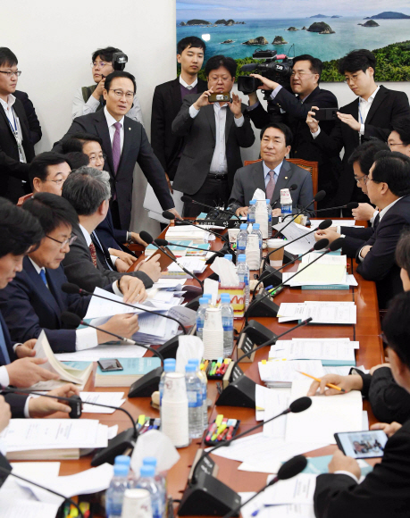 홍영표 더불어민주당 원내대표가 22일 국회 예결위 소위원회 시작에 앞서 격려 방문하고 있다. 2018. 11. 22 정연호 기자 tpgod@seoul.co.kr