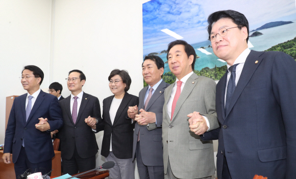 22일 국회에서 열린 예산결산특별위원회 예산안조정소위원회에서 장제원 자유한국당 예결위 간사(오른쪽부터), 김성태 자유한국당 원내대표, 안상수 예결위원장, 이혜훈 바른미래당 예결위 간사, 홍영표 더불어민주당 원내대표, 조정식 더불어민주당 예결위 간사가 손을 잡고 있다. 2018. 11. 22 정연호 기자 tpgod@seoul.co.kr