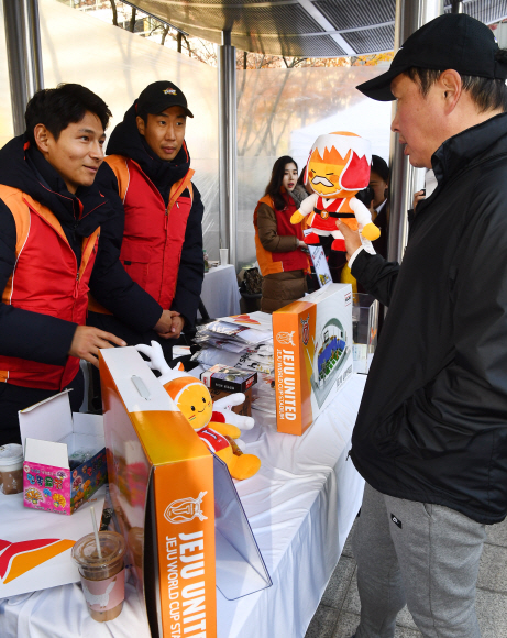 22일 중구  SK 서린빌딩 앞에서 열린 SK 행복나눔 바자회을 찾은 최태원 회장이 판매 물건 들을 구매하고 있다 .2018.11.22안주영기자jya@seoul.co.kr