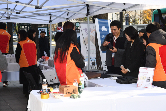 22일 중구  SK 서린빌딩 앞에서 SK 행복나눔 바자회 열려 점심 시간 시민들이 판매 물건 들을 구매하고 있다 .2018.11.22안주영기자jya@seoul.co.kr