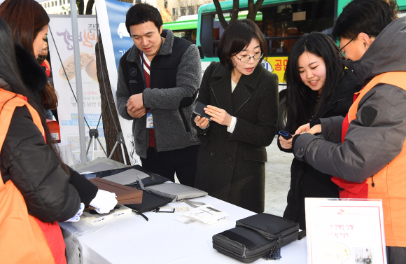 22일 중구  SK 서린빌딩 앞에서 SK 행복나눔 바자회 열려 점심 시간 시민들이 판매 물건 들을 구매하고 있다 .2018.11.22안주영기자jya@seoul.co.kr
