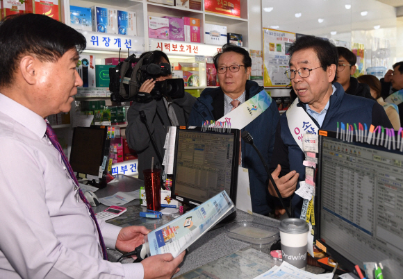 박원순 서울시장이 22일 서울 서대문구 연세로의 한 상점에서 제로페이 홍보를 하고 있다. 소상공인 간편결제 서비스 ‘제로페이’는 소비자가 결제하면 카드사나 VAN사업자 등 중간 결제사를 거치지 않고 소비자 계좌에서 판매자 계좌로 금액이 바로 이체돼 수수료를 줄일 수 있다. 2018. 11. 22. 박윤슬 기자 seul@seoul.co.kr