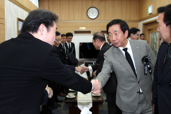 인사나누는 이낙연 총리와 김성태 원내대표