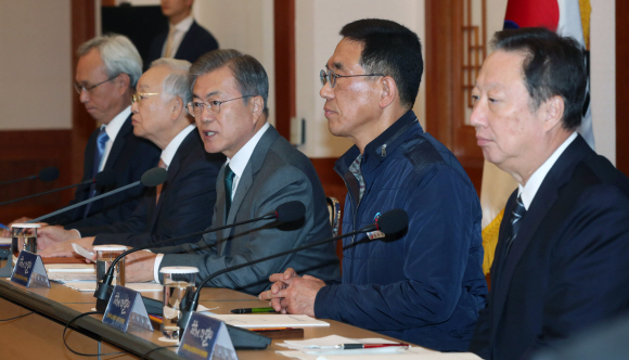 문재인 대통령이 22일 청와대 충무실에서 열린 경제사회노동위원회 첫 회의에서 모두발언을 하고 있다. 왼쪽부터 문성현 경제사회노동위원회 위원장, 손경식 한국경영자총협회 회장, 문 대통령, 김주영 한국노총 위원장, 박용만 대한상공회의소 회장.. 2018. 11. 22 도준석 기자 pado@seoul.co.kr