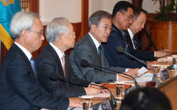 문재인 대통령이 22일 청와대 충무실에서 열린 경제사회노동위원회 첫 회의에서 모두발언을 하고 있다. 왼쪽부터 문성현 경제사회노동위원회 위원장, 손경식 한국경영자총협회 회장, 문 대통령, 김주영 한국노총 위원장, 박용만 대한상공회의소 회장. 2018. 11. 22 도준석 기자 pado@seoul.co.kr