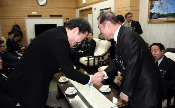 김병준 비대위원장과 인사하는 이낙연 총리