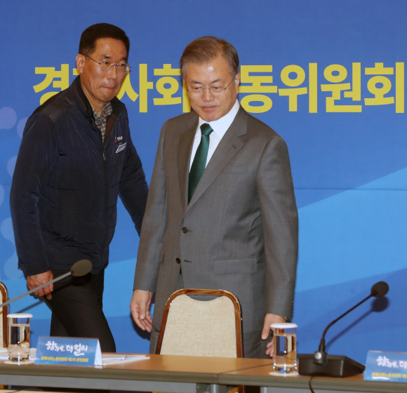 문재인 대통령이 22일 청와대 충무실에서 열린 경제사회노동위원회 첫 회의에 입장하고 있다. 왼쪽은 김주영 한국노총위원장. 민주노총은 참석하지 않았다. 2018. 11. 22 도준석 기자 pado@seoul.co.kr