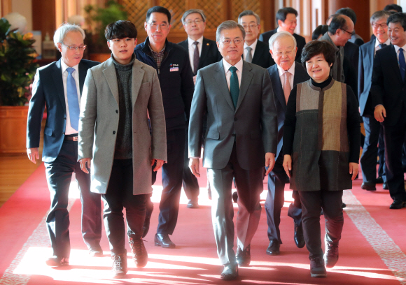 문재인 대통령이 22일 청와대 인왕실에서 경제사회노동위원회 위원들에게 위촉장을 수여한 뒤 함께 회의실인 충무실로 이동하고 있다. 왼쪽부터 문성현 경제사회노동위원회 위원장, 김병철 청년유니온 위원장, 김주영 한국노총 위원장,  손경식 한국경영자총협회 회장, 나지현 전국여성노동조합위원장. 2018. 11. 22 도준석 기자 pado@seoul.co.kr