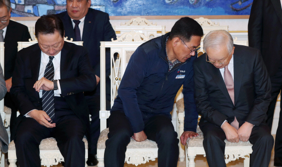 문재인 대통령이 22일 청와대 인왕실에서 경제사회노동위원회 위원들에게 위촉장을 수여했다. 김주영 한국노총 위원장(가운데)와 손경식 한국경영자총협회 회장이 문 대통령을 기다리며 대화하고 있다. 왼쪽은 박용만 대한상공회의소 회장. 2018. 11. 22 도준석 기자 pado@seoul.co.kr