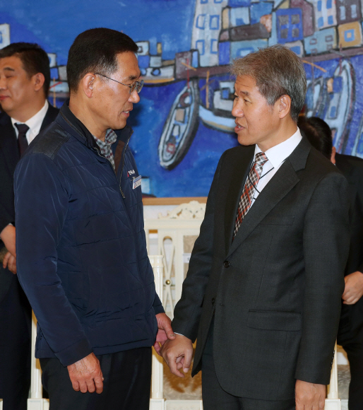 문재인 대통령이 22일 청와대 인왕실에서 경제사회노동위원회 위원들에게 위촉장을 수여했다. 김수현 정책실장(오른쪽)과 김주영 한국노총 위원장이 문 대통령을 기다리며 대화하고 있다. 2018. 11. 22 도준석 기자 pado@seoul.co.kr