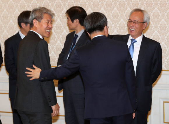 문재인 대통령이 22일 청와대 인왕실에서 경제사회노동위원회 위원들에게 위촉장을 수여했다. 김수현 정책실장과 김동연 경제부총리, 문성현 경제사회노동위원회 위원장(왼쪽부터)이 문 대통령을 기다리며 대화하고 있다. 2018. 11. 22 도준석 기자 pado@seoul.co.kr