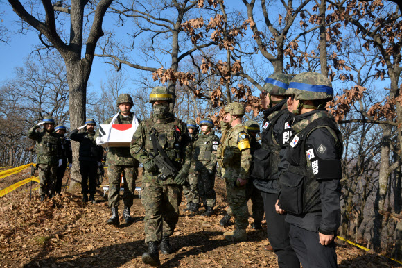 DMZ 화살머리고지서 전사자 유해 5구 추가 발견