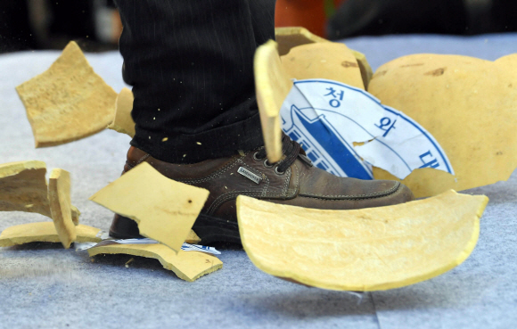 22일 서울 여의도 수출입은행 인근에서 열린 농민대회에 참가한 농민이 쪽박깨기 퍼포먼스를 하고 있다.2018. 11. 22. 박윤슬 기자 seul@seoul.co.kr