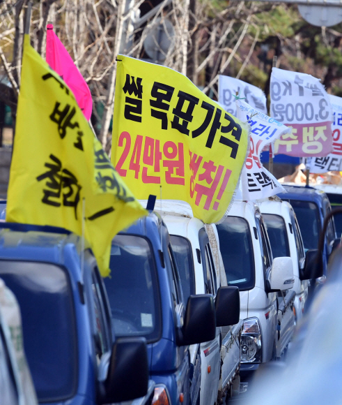 22일 서울 여의도 수출입은행 인근 도로에 농민대회에 참가한  농민들이 타고 온 트럭이 줄지어 서있다.2018. 11. 22. 박윤슬 기자 seul@seoul.co.kr