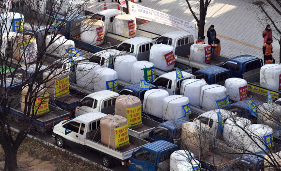 22일 서울 여의도 수출입은행 인근 도로에 농민대회에 참가한  농민들이 타고 온 트럭이 줄지어 서있다.2018. 11. 22. 박윤슬 기자 seul@seoul.co.kr