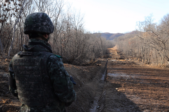 22일 오후  6ㆍ25 전쟁 당시 최대 격전지였던 경기도 연천  화살머리고지에서 남북이 비무장지대(DMZ) 안에서 아직까지 수습하지 못한 6ㆍ25 전쟁 전사자 유해를 공동으로 발굴하는 사업을 위한 남북공동 도로개설 작업 가운데 우리측 지역의 도로공사 현장을 국방부가 공개 했다. 남측 병력이 군사분계선(MDL) 바로 앞에서 경계를 서고 있다. 남북은 지난 9월19일 체결한 군사합의서에서 원활하게 유해를 발굴하기 위해 12? 폭의 도로를 개설하고 군사분계선에서 연결한다고 합의 했었다. 2018. 11. 22 연천=사진공동취재단