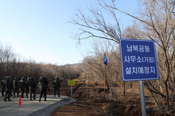 22일 오후  6ㆍ25 전쟁 당시 최대 격전지였던 경기도 연천  화살머리고지에서 남북이 비무장지대(DMZ) 안에서 아직까지 수습하지 못한 6ㆍ25 전쟁 전사자 유해를 공동으로 발굴하는 사업을 위한 남북공동 도로개설 작업 가운데 우리측 지역의 도로공사 현장을 국방부가 공개 했다. 남측 병력이 군사분계선(MDL 도로에 쇄석이 깔려있는 끝 지점) 바로 앞에서 경계를 서고 있다. 남북은 지난 9월19일 체결한 군사합의서에서 원활하게 유해를 발굴하기 위해 12? 폭의 도로를 개설하고 군사분계선에서 연결한다고 합의 했었다. 2018. 11. 22 연천=사진공동취재단