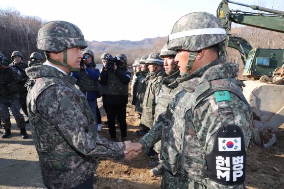 22일 오후  6ㆍ25 전쟁 당시 최대 격전지였던 경기도 연천  화살머리고지에서 남북이 비무장지대(DMZ) 안에서 아직까지 수습하지 못한 6ㆍ25 전쟁 전사자 유해를 공동으로 발굴하는 사업을 위한 남북공동 도로개설 작업 가운데 우리측 지역의 도로공사 현장을 국방부가 공개 했다. 이날 서주석 국방부차관(맨왼쪽)이 공동취재 기자단과 함께 현장을 방문 공사 관계자들로 부터 현황을 듣고 장병들을 격려 했다.남북은 지난 9월19일 체결한 군사합의서에서 원활하게 유해를 발굴하기 위해 12? 폭의 도로를 개설하고 군사분계선에서 연결한다고 합의 했었다. 2018. 11. 22 연천=사진공동취재단