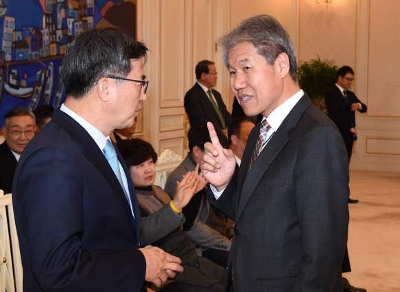 김동연 경제부총리 겸 기획재정부 장관(온쪽)과 김수현 정책실장이 22일 오후 청와대에서 열린 경제사회노동위원회 출범식 및 본위원회 1차 회의에 앞서 대화를 나누고 있다. 2018. 11. 22 도준석 기자 pado@seoul.co.kr