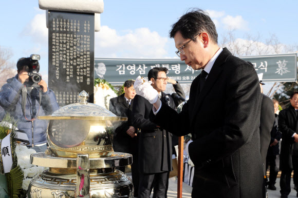 김영삼 전 대통령 묘역 참배하는 김경수 경남지사
