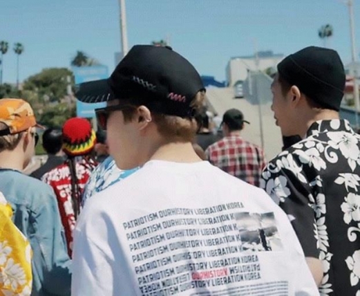 원자폭탄 이미지가 들어 있는 광복절 기념 티셔츠를 입은 방탄소년단 멤버 지민.