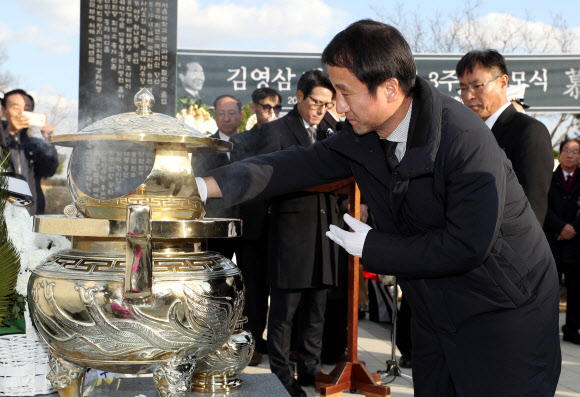 김영삼 전 대통령 묘역 참배하는 한병도 정무수석