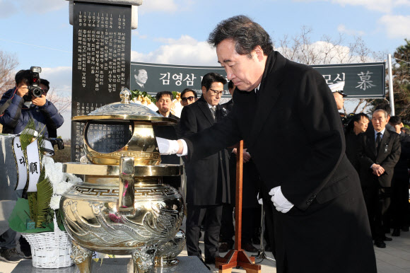 김영삼 대통령 묘역 참배하는 이낙연 총리