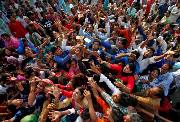 “돈 잡아라”… 인도 무함마드 탄신일 축제