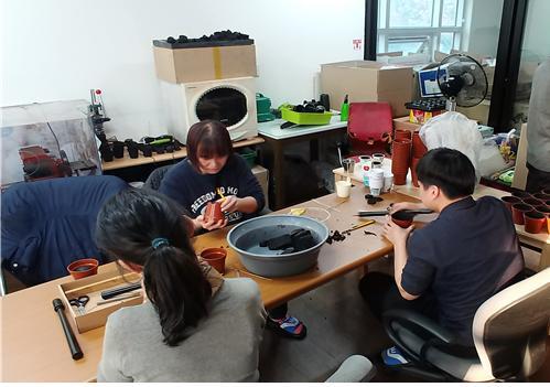 대전시가 자치구와 협력해 다문화 여성이나 장애인을 대상으로 벌이는 일자리 사업도 좋은 반응을 얻고 있다. 사진은 장애가 있는 청년들이 커피찌꺼기를 활용해 인형 등을 만드는 모습. 대전시 제공