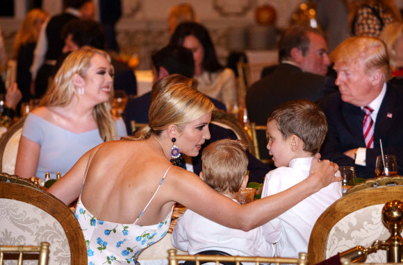이방카 트럼프(앞 줄 왼쪽)가 22일(현지시간) 미국 플로리다 팜비치 마라라고 리조트에서 아들들과 도널드 트럼프 미국 대통령, 티파니 트럼프와 함께 추수감사절 저녁식사를 하고 있다. AFP 연합뉴스