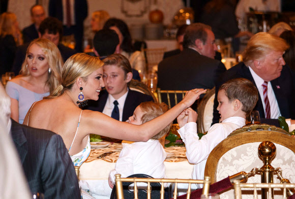 이방카 트럼프(앞 줄 왼쪽)가 22일(현지시간) 미국 플로리다 팜비치 마라라고 리조트에서 아들들과 도널드 트럼프 미국 대통령, 티파니 트럼프와 함께 추수감사절 저녁식사를 하고 있다. AFP 연합뉴스