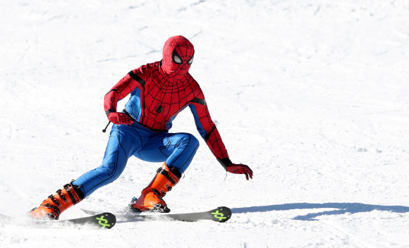 은빛 설원 질주하는 스파이더맨