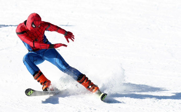 은빛 설원 질주하는 스파이더맨