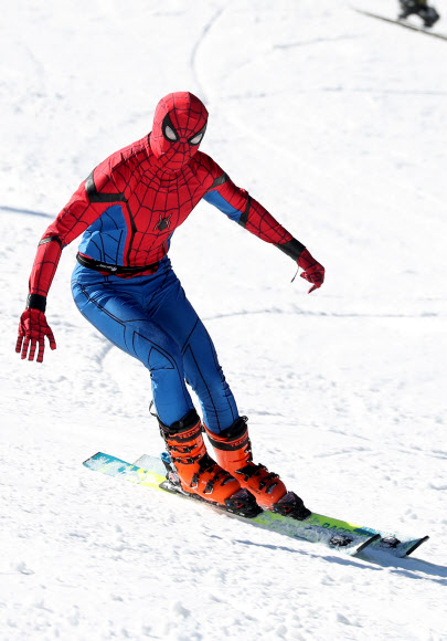 은빛 설원 질주하는 스파이더맨
