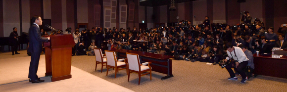 23일 오전 서울 중구 프레스센터에서 열린 삼성전자-반올림 중재판정 이행합의 협약식에서 삼성전자 김기남 대표이사가 사과문을 발표하고 있다. 2018.11.23 박지환기자 popocar@seoul.co.kr