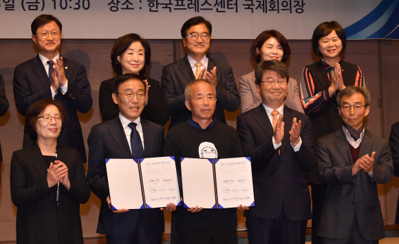 23일 오전 서울 중구 프레스센터에서 열린 삼성전자-반올림 중재판정 이행합의 협약식이 끝난 뒤 삼성전자 김기남 대표이사(앞줄 왼쪽 두번째부터), 반올림 황상기 대표, 김지형 조정위원장 및 참석자들이 기념촬영을 하고 있다. 2018.11.23 박지환기자 popocar@seoul.co.kr