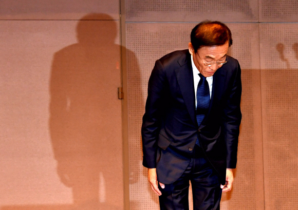 삼성전자 김기남 대표이사가 23일 오전 서울 중구 프레스센터에서 열린 삼성전자-반올림 중재판정 이행합의 협약식에서 반도체 백혈병 문제에 대해 공식 사과하고 있다. 2018.11.23 박지환 기자 popocar@seoul.co.kr