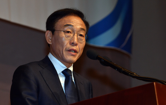 23일 오전 서울 중구 프레스센터에서 열린 삼성전자-반올림 중재판정 이행합의 협약식에서 삼성전자 김기남 대표이사가 사과문을 발표하고 있다. 2018.11.23     박지환기자 popocar@seoul.co.kr