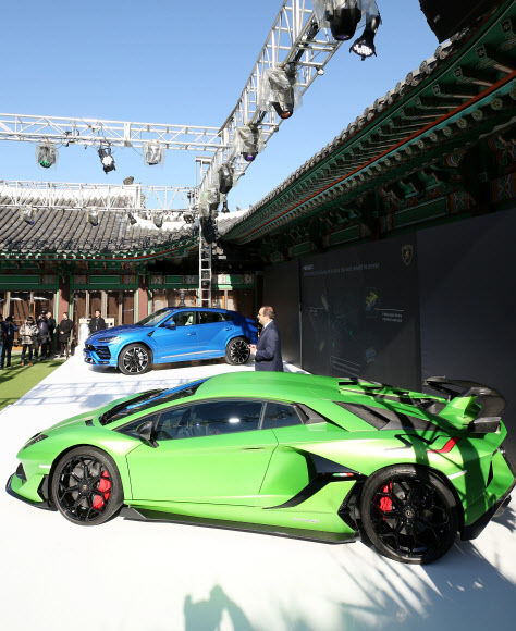 람보르기니 아벤타도르 SVJ?우루스 국내 첫 공개