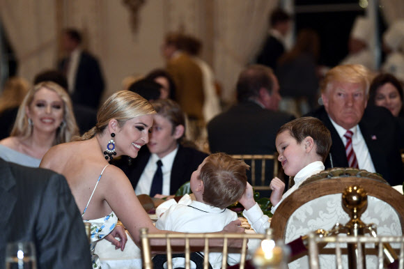 이방카 트럼프(앞 줄 왼쪽)가 22일(현지시간) 미국 플로리다 팜비치 마라라고 리조트에서 아들들과 도널드 트럼프 미국 대통령, 티파니 트럼프와 함께 추수감사절 저녁식사를 하고 있다. AP 연합뉴스