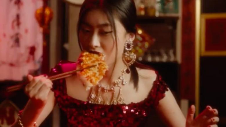 중국인으로 보이는 한 동양 여성이 젓가락으로 피자를 먹는 모습이 담겨 인종차별 및 중국 비하 논란이 벌어진 돌체앤가바나의 광고. CNN 캡처