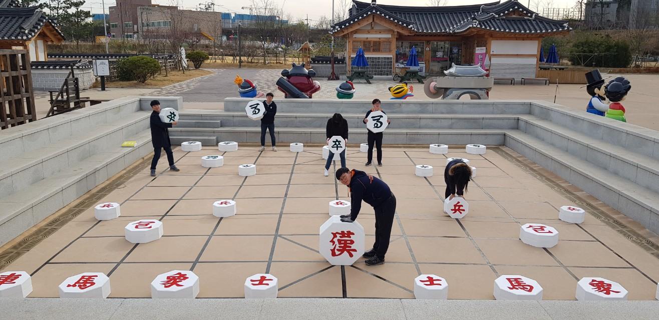 김포 한옥마을에 직원들이 국내 최대규모 장기 경기장을 설치하고 있다. 김포아트빌리지 제공