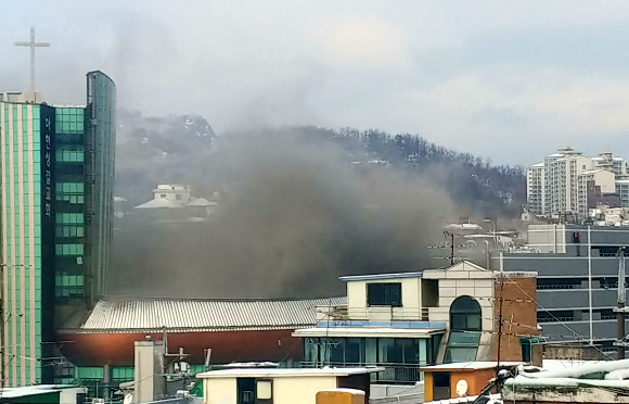 24일 오전 지하 통신구에서 화재가 발생한 서대문구 충정로의 KT 아현빌딩에서 검은 연기가 피어오르고 있다. 2018.11.24  독자제공